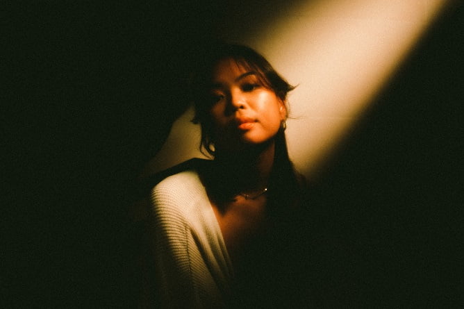 Noui Rilis Official Musik Video Hometonone, Seperti Apa? Tonton Yuk! 6 Noui Rilis Official Musik Video Hometonone, Seperti Apa Tonton Yuk!