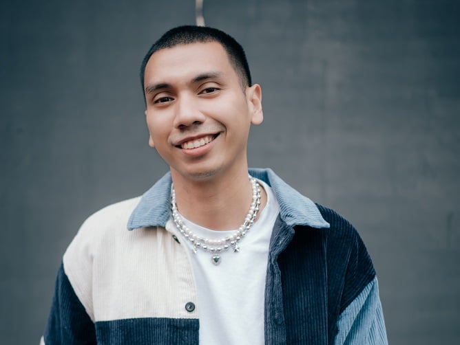 Rayi Putra Rilis Single dan Video Klip Terbarunya Let You Down, Seperti Apa? 6 Rayi Putra Rilis Single dan Video Klip Terbarunya Let You Down, Seperti Apa?