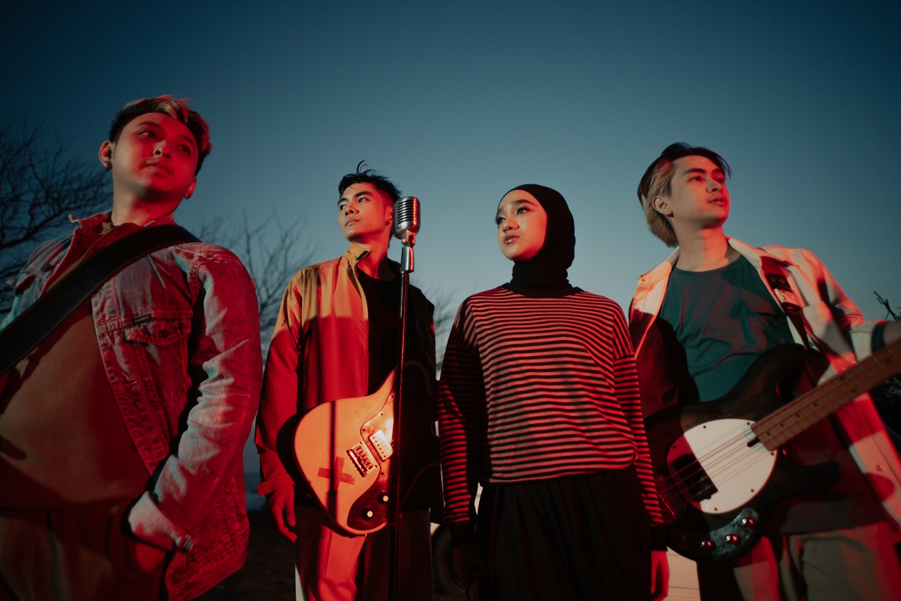 Kental Nuansa Band, Nabila Taqiyyah Kolaborasi dengan Insomniacks Asal Malaysia, Asli Keren Banget! 6 Kental Nuansa Band, Nabila Taqiyyah Kolaborasi dengan Insomniacks Asal Malaysia, Asli Keren Banget!