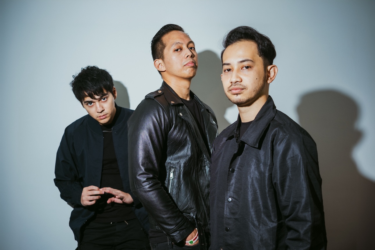 Bright Side Of The Moon: Debut Cinta dari Maxime Bouttier Bersama Dear9three 6 Bright Side Of The Moon Debut Cinta dari Maxime Bouttier Bersama Dear9three