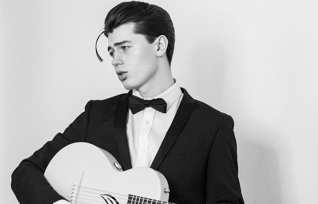 Elliot James Reay: Solois Pria dengan Lagu Viral I Think They Call This Love 6 Elliot James Reay: Solois Pria dengan Lagu Viral I Think They Call This Love